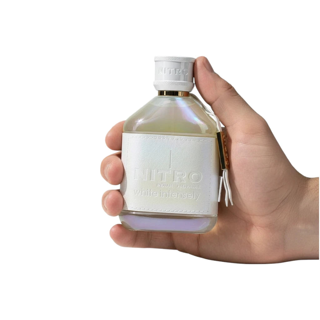 Dumont white intensely In Hand