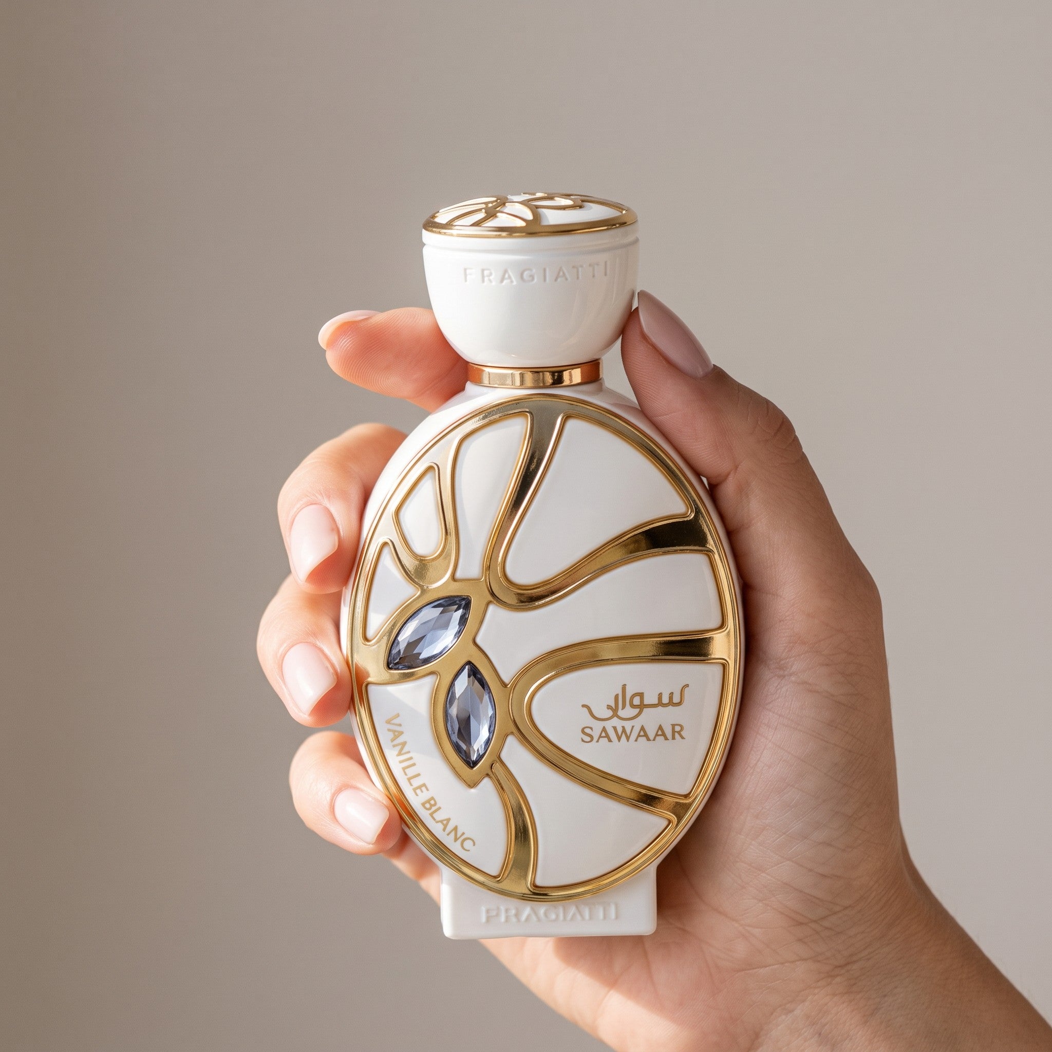 Hand holding the Khadlaj Sawaar Vanille Blanc 100ml unisex vanilla extrait de parfum